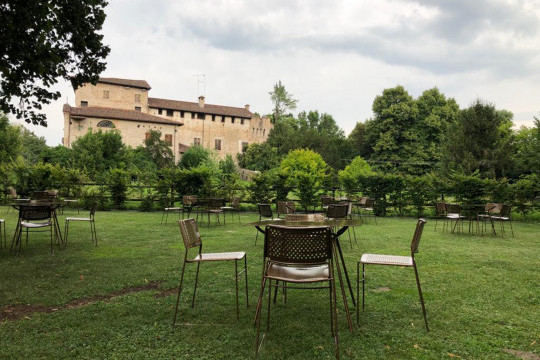 Il Mulino de Zoppola à Pordenone avec chaises Slim et piètements bistrot Ola de Midj