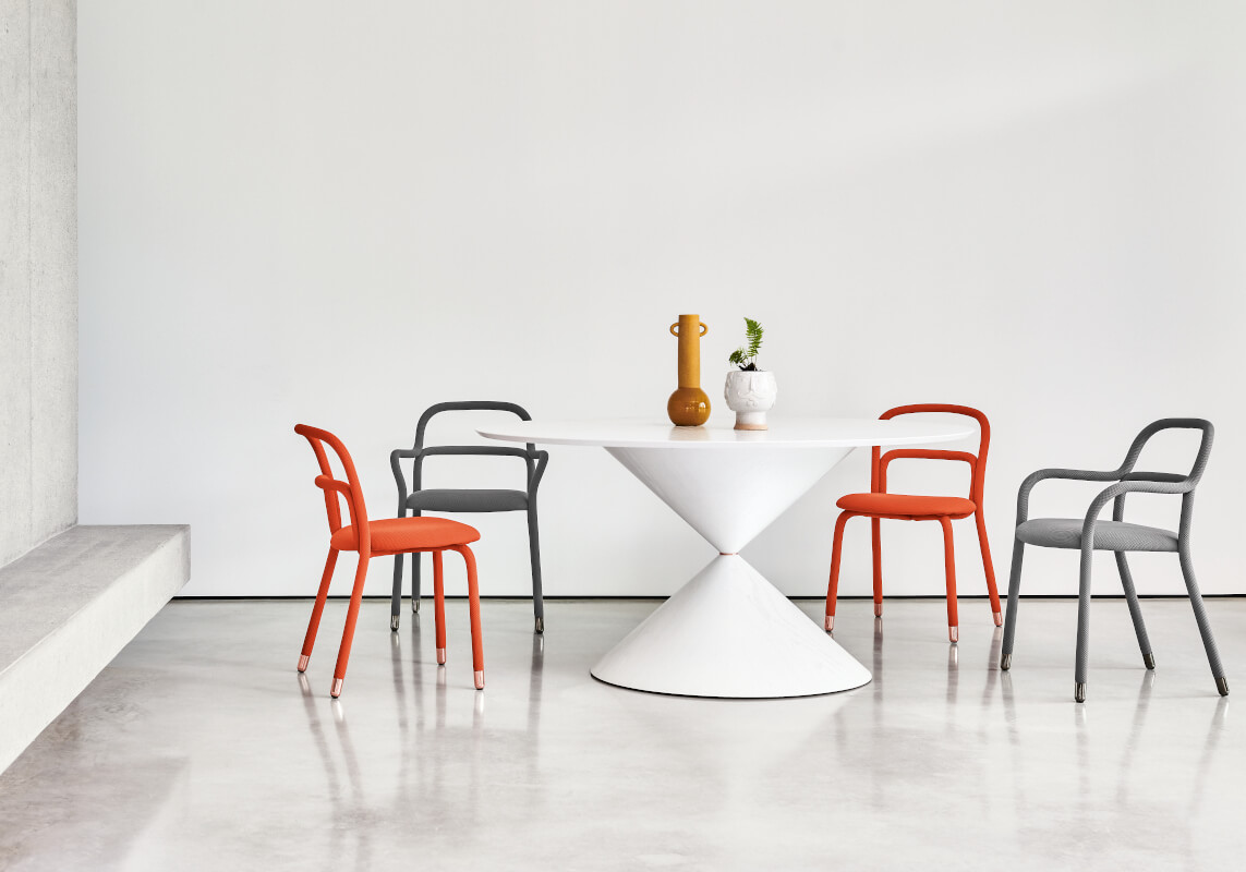 Clessidra table in white wood and Pippi chairs